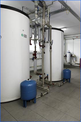 zdjęcie przedstawia instalację urzadzeń kotlowni wodnej