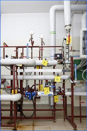 zdjęcie przedstawia instalację urzadzeń węzła cieplnego