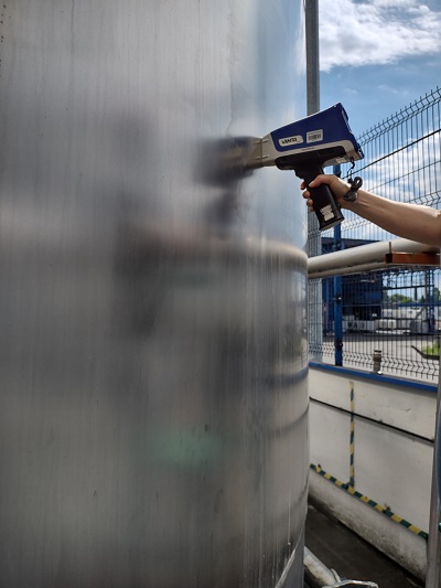 Badanie składu chemicznego zbiornika stalowego przy użyciu przenośnego spektrometru fluorescencji rentgenowskiej