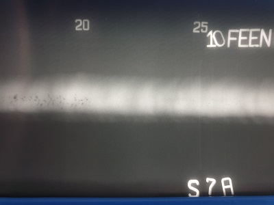 Badanie radiograficzne (RT) – spoina obwodowa z widocznymi wskazaniami od pęcherzyków kanalikowych