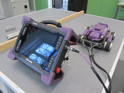 Robot inspekcyjny z glowica pomiarowa i panelem sterujacym sluzacy do zautomatyzowanych pomiarow grubosci