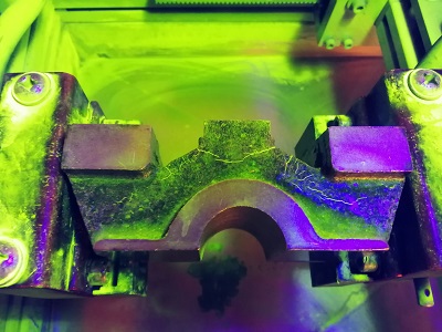 Wskazania nieciaglosci wykryte podczas badania magnetyczno proszkowego MT kopia