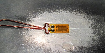 Tensometr prosty naklejony na konstrukcję stalową