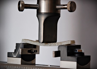 Badania własności plastycznych materiału z tworzywa sztucznego w próbie gięcia