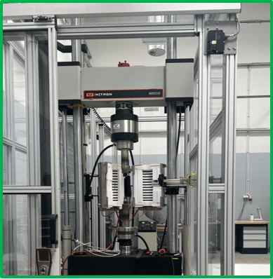 Maszyna dynamiczna Instron 8502 wraz z oprogramowaniem wykorzystywana do przeprowadzania testów zmęczeniowych