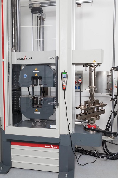 Maszyna wytrzymałościowa wykorzystywana do przeprowadzania statycznych prób rozciągania, zginania, ściskania, łamania