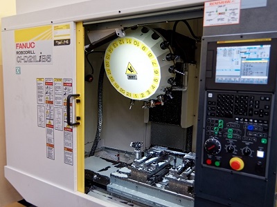 Wyposażenie warsztatowe – centrum obróbcze sterowane numerycznie z sondami pomiaru narzędzi i detalu