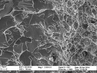 Krucho-plastyczny przełom próbki po próbie udarnościowej w temperaturze obniżonej. Zdjęcie wykonane za pomocą SEM