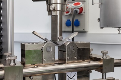 Probka materialu poddana probie zginania