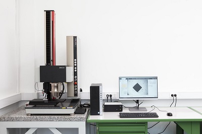 Stanowisko do pomiarow twardosci laboratorium badawczego UDT CLDT w Warszawie