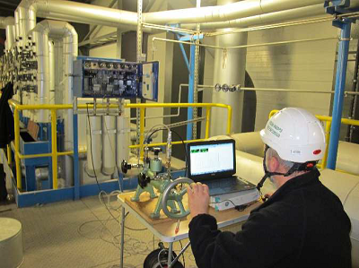 Badanie urządzenia sterującego i zaworu bezpieczeństwa prowadzone przez eksperta laboratorium badawczego UDT CLDT w Poznaniu