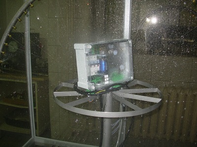 Badanie obudowy sterownika w komorze natryskowej na potwierdzenie stopnia ochrony IP X4