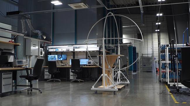 Widok stanowisk pomiarowych poza komorą semi bezodbiciową