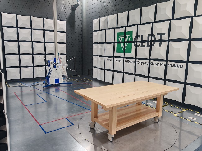 Widok stanowiska pomiarowego kompatybilności elektromagnetycznej (EMC)