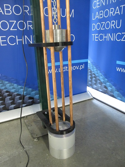 Stanowisko badan potwierdzajacych spelnienia stopnia IK10 laboratorium badawcze UDT CLDT w Poznaniu. Na stanowisku badawczym puszki z gniazdami el