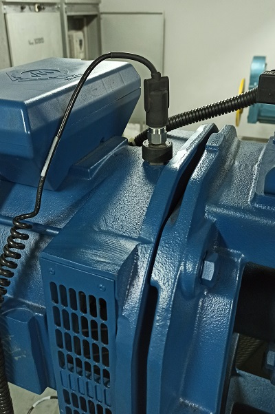 Czujnik drgań zamontowany na korpusie silnika elektrycznego