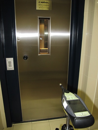 Pomiary poziomu dźwięku generowanego przez dźwig osobowy (windę)