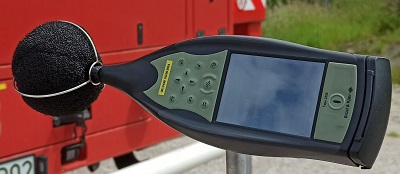 Miernik poziomu dźwięku podczas pomiarów emisji hałasu na stanowisku pracy