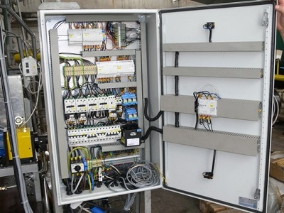 Układ sterowania i automatyki zabezpieczającej urządzenia ciśnieniowego