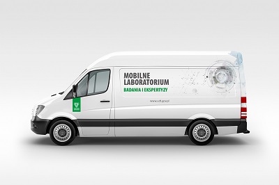 Mobilne laboratorium UDT wykorzystywane do badan NDT prowadzonych w terenie (duży biały samochód lz ogo UDT)