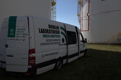Mobilne laboratorium UDT wykorzystywane do badan metoda emisji akustycznej AE prowadzonych w terenie (duży biały samochód z logo UDT)