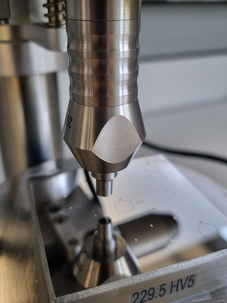 Wzorcowanie twardościomierza przenośnego na wzorcu twardości Vickersa