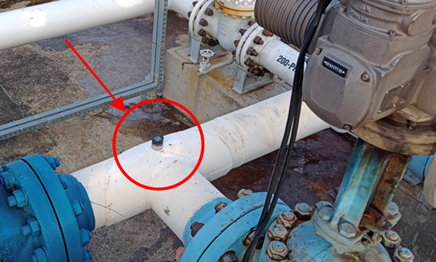 Fragment rurociągu z zainstalowanym czujnikiem drgań