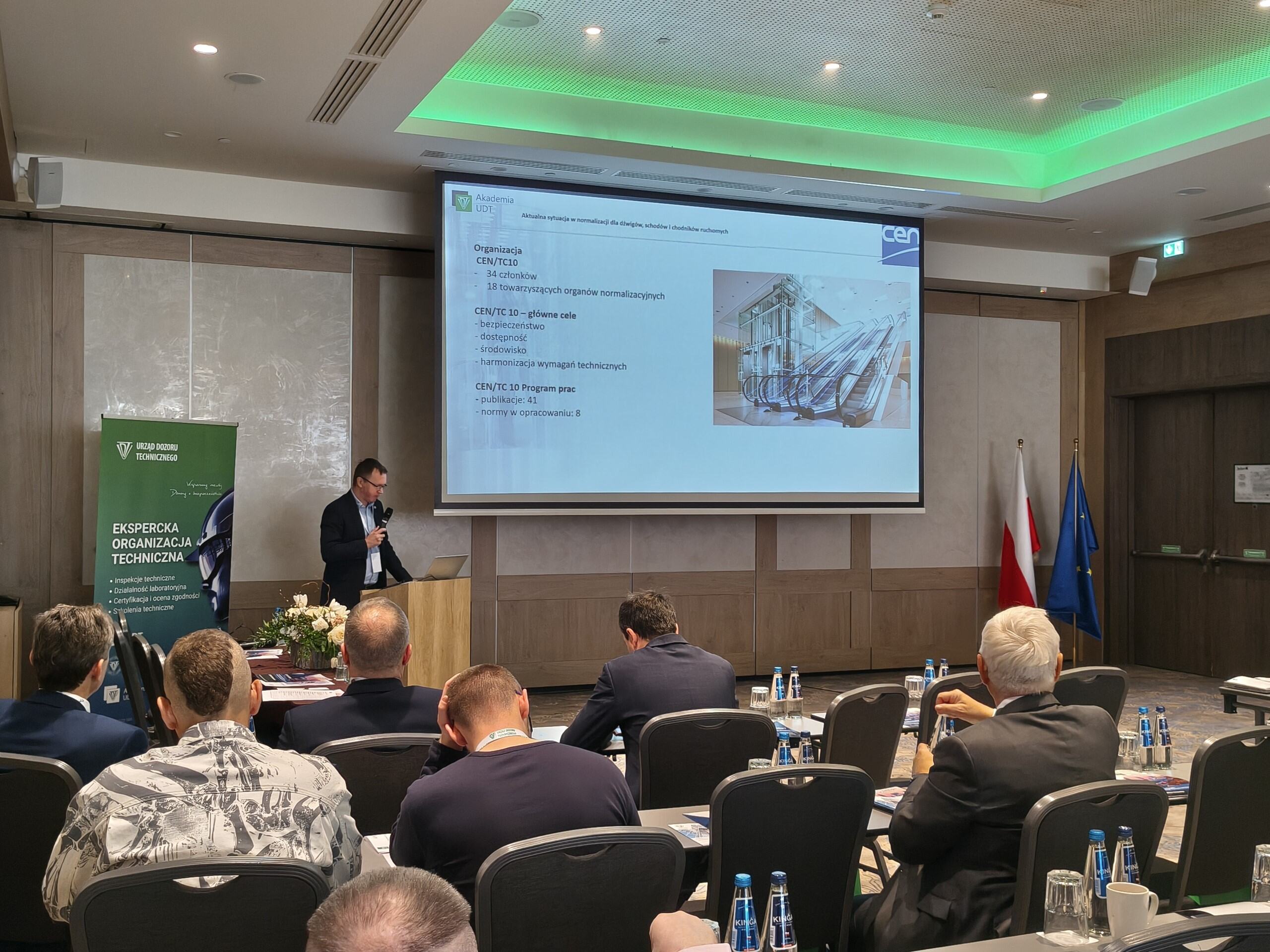 wykładowca na konferencji