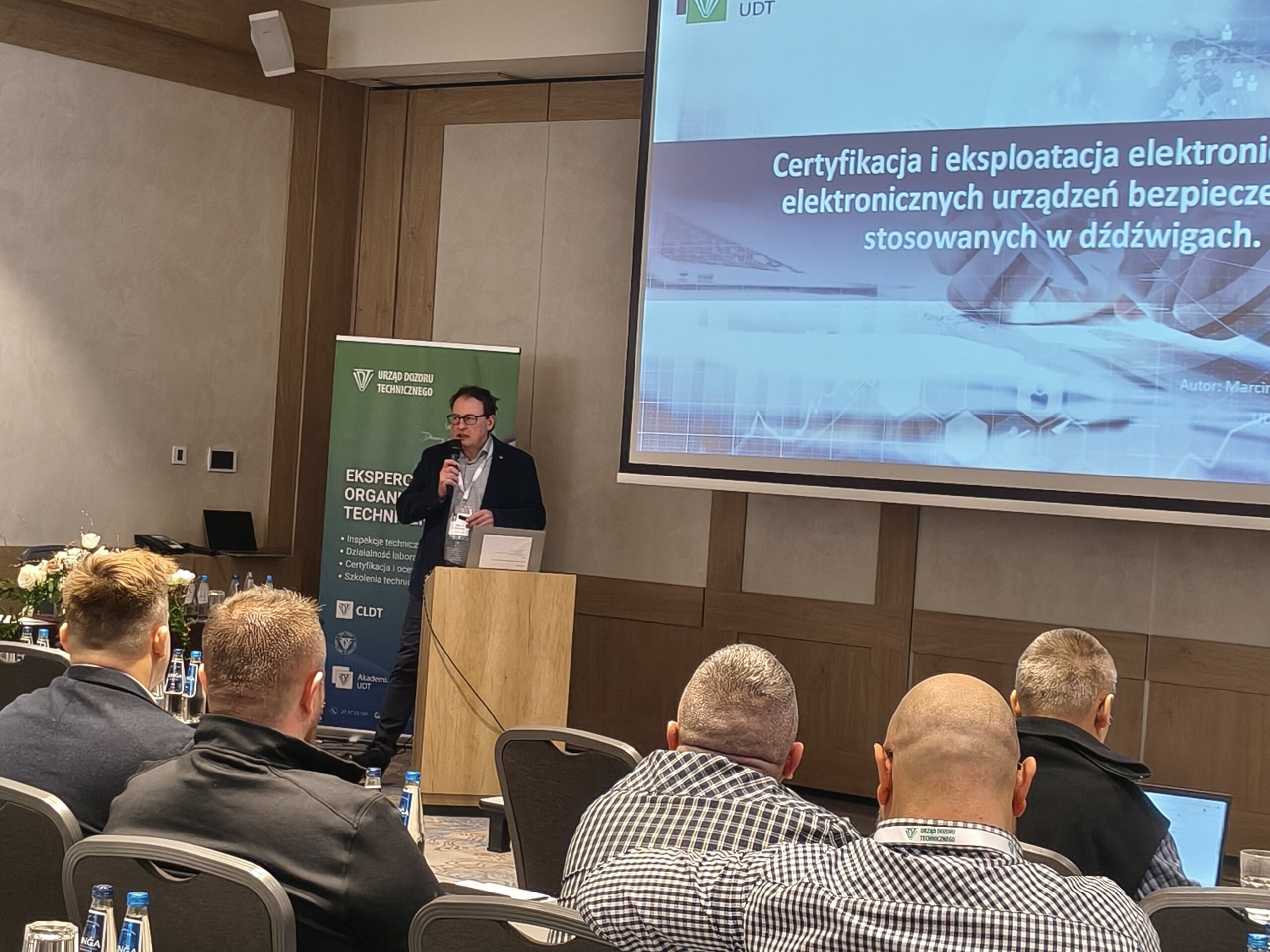 wykładowca na konferencji