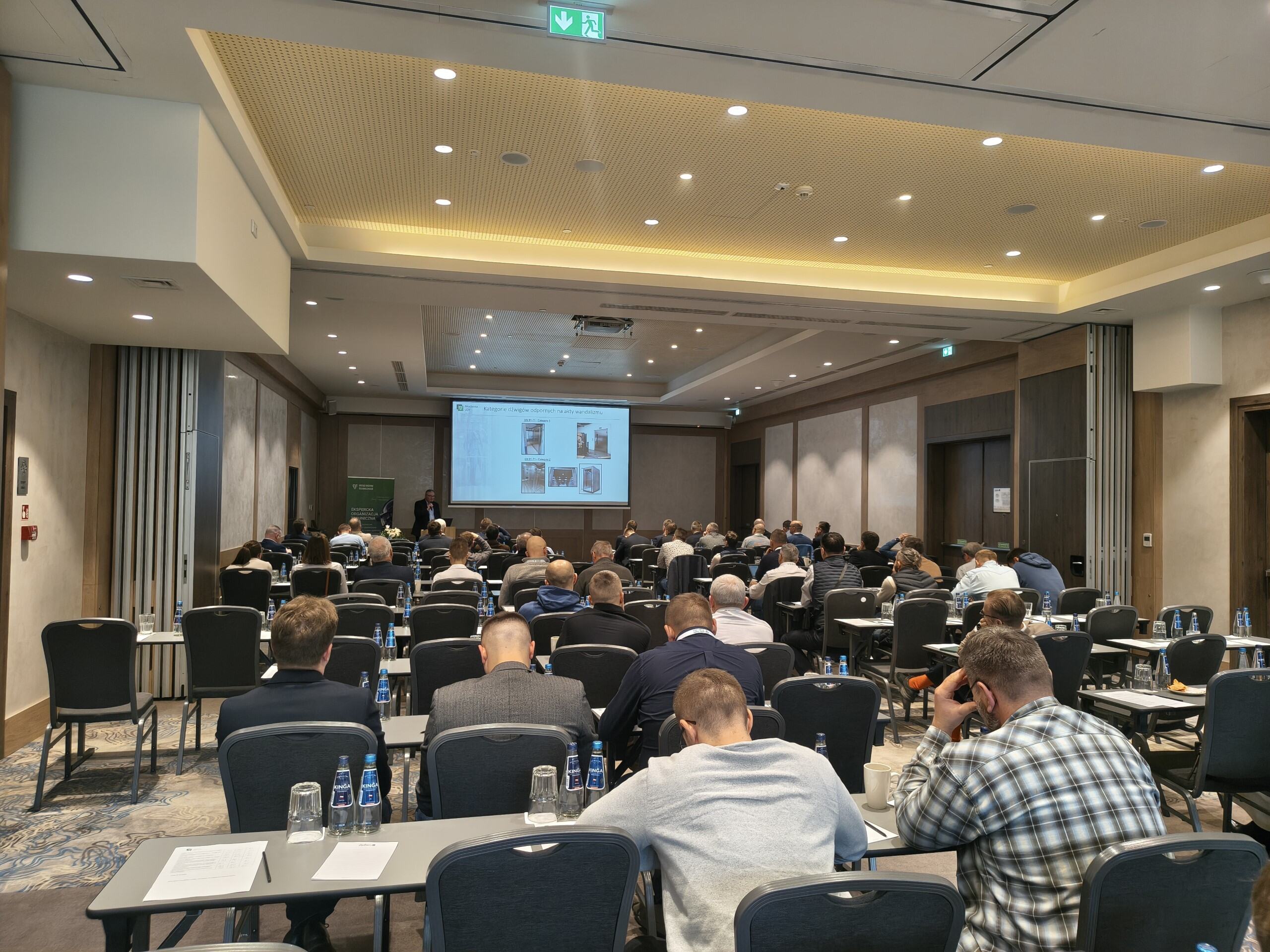 uczestnicy konferencji na sali