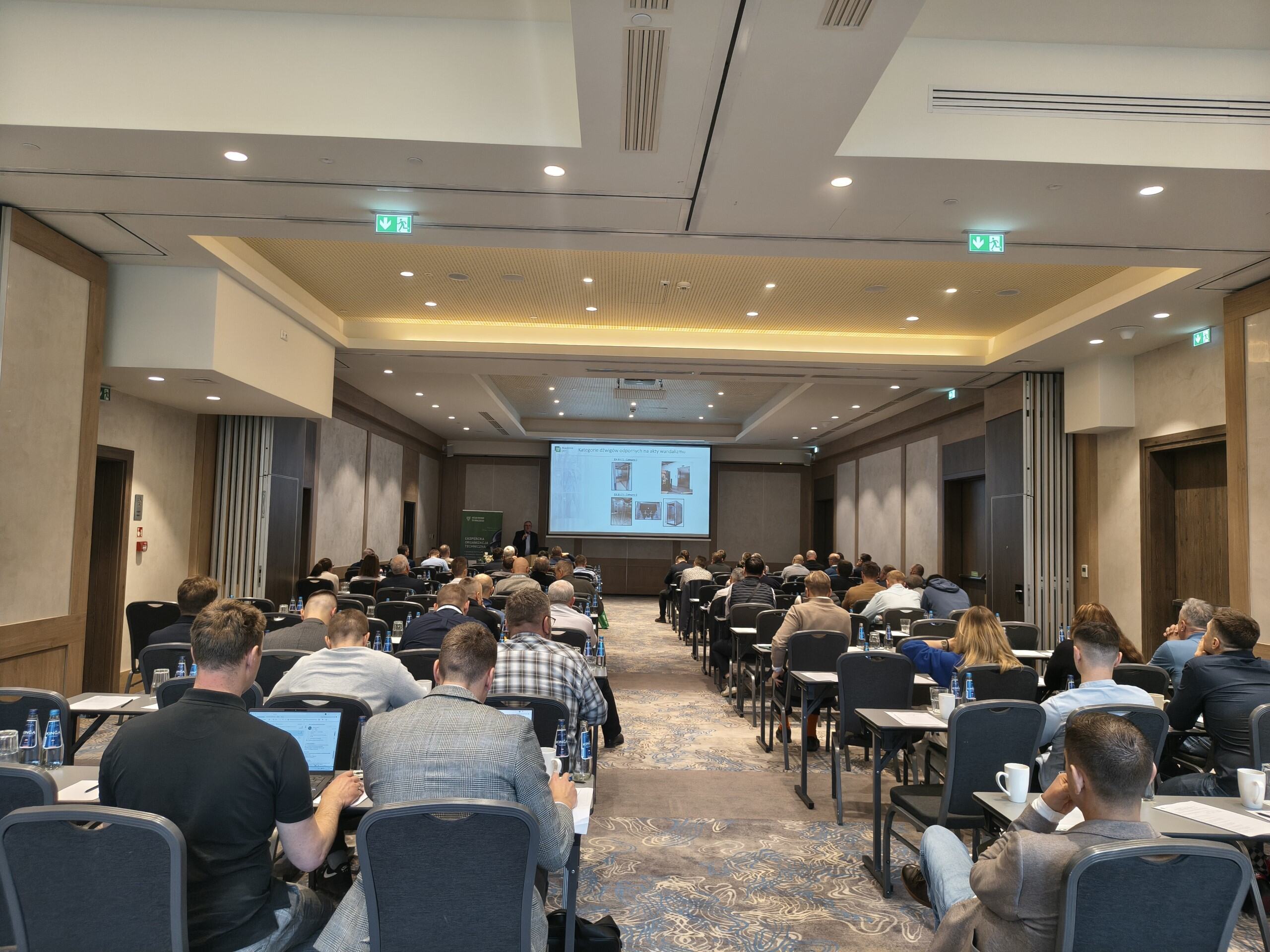 uczestnicy konferencji na sali